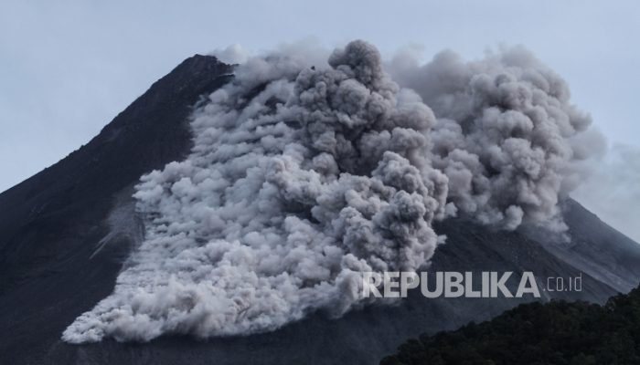 Gunung Merapi Kembali Luncurkan Awan Panas, Warga Diminta Waspada